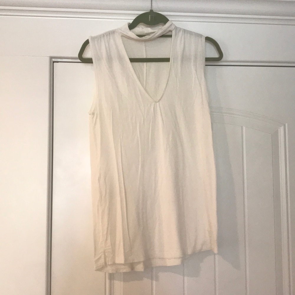 White keyhole tank
